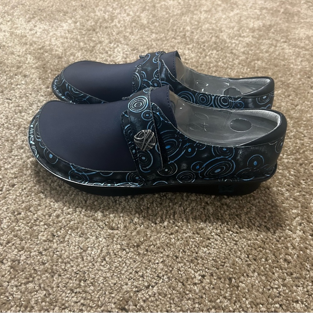 Alegria Dena navy blue slip on shoes with paisley &circle pattern shoes